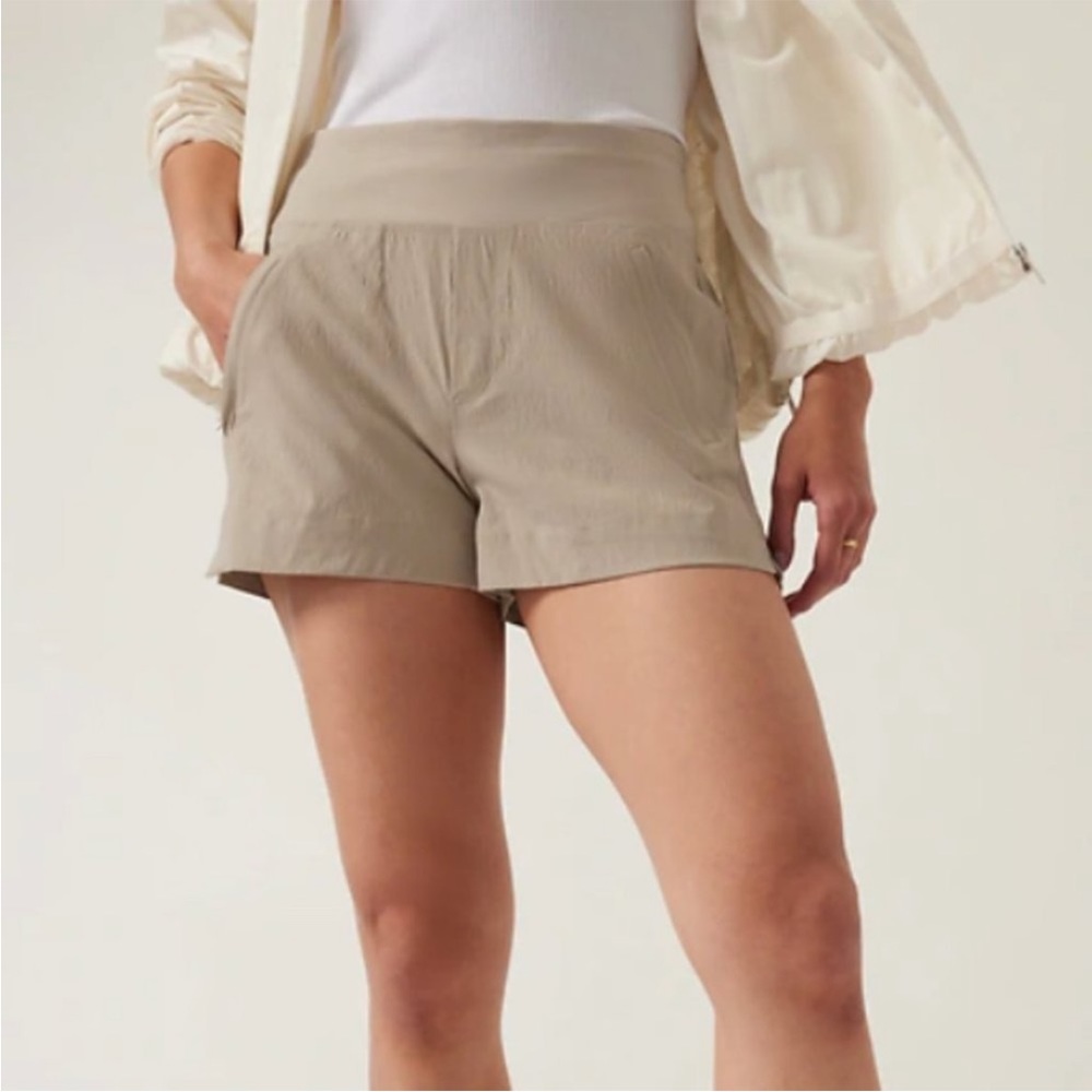 Athleta Trekkie North Short in Ecru Khaki Tan, Size 14